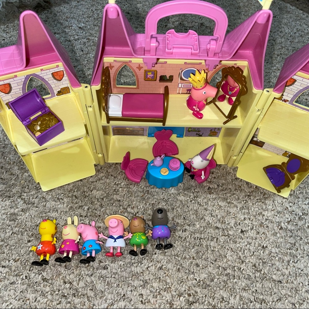 Peppa Pig Princess Castle Playset (Plus extra characters)